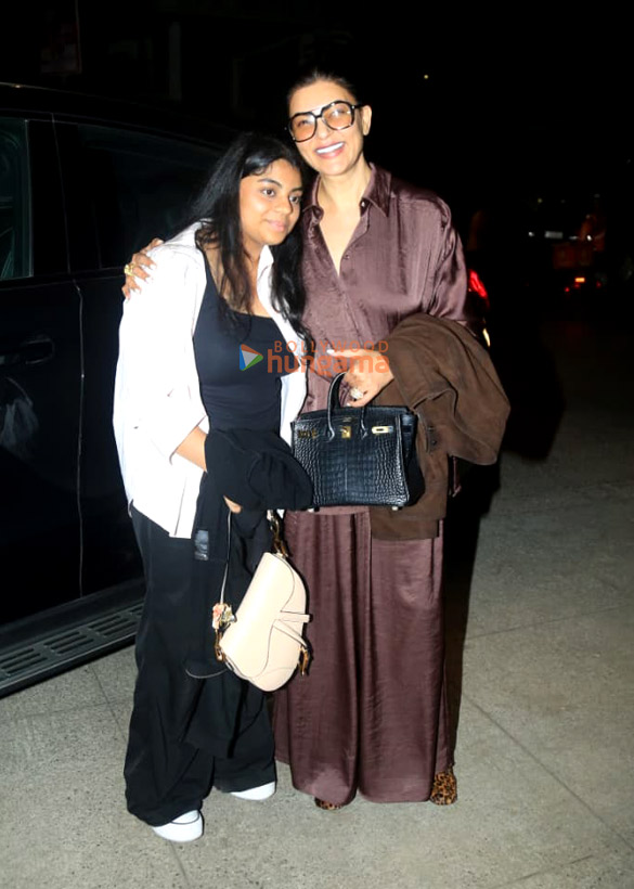 Photos: Sushmita Sen snapped with her daughter in Bandra Photos: Sushmita Sen snapped with her daughter in Bandra