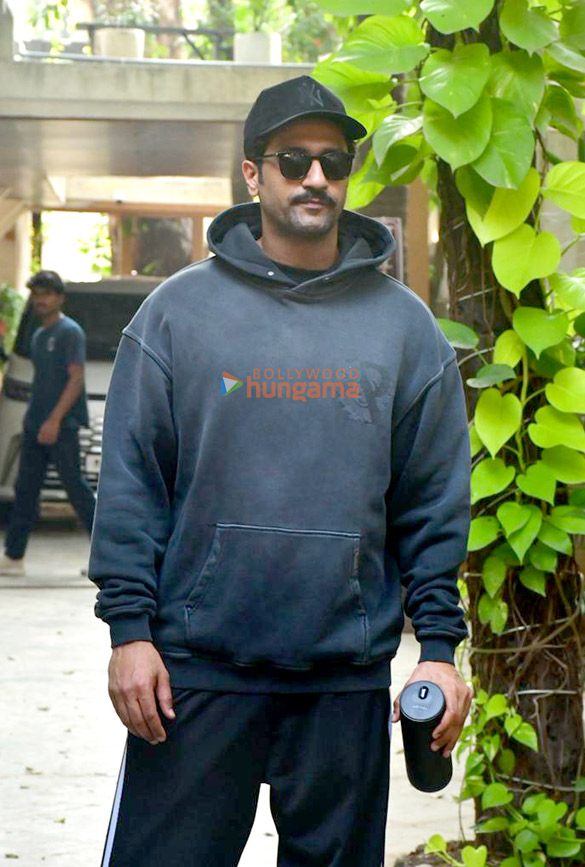 photos vicky kaushal snapped in juhu 5 3