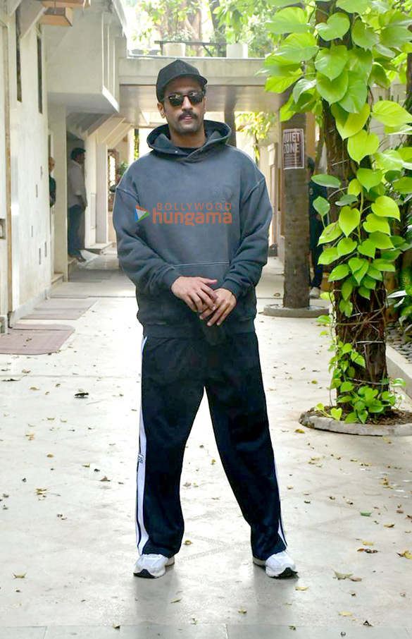 photos vicky kaushal snapped in juhu 6 3