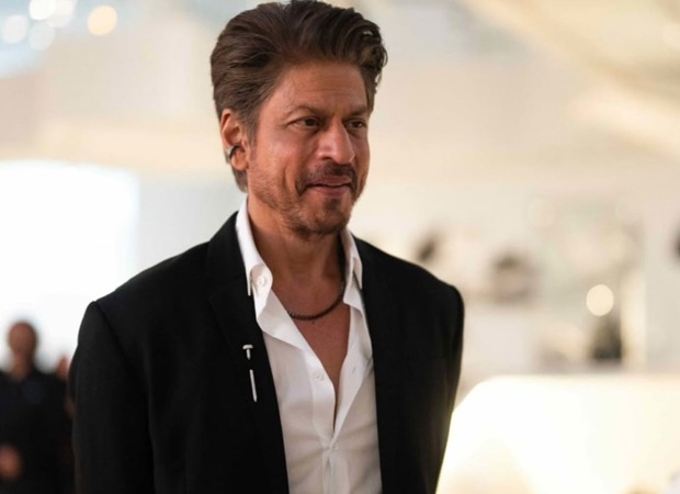 शाहरुख खान ने रुपये के साथ शांत विलासिता को फिर से परिभाषित किया। अबू धाबी इवेंट में 25 लाख कीमत की टाई पिन और शानदार शानदार और प्रतिष्ठित ईयर कफ