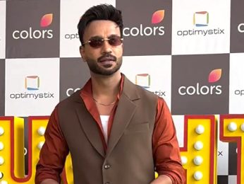 Vicky Jain looks decked up! Pose for media Vicky Jain looks decked up! Pose for media