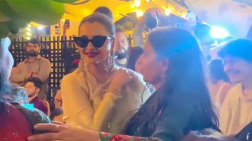 Forever stylish & elegent beauty! Rekhaji