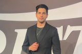 Sidharth Malhotra in all black stylish fit