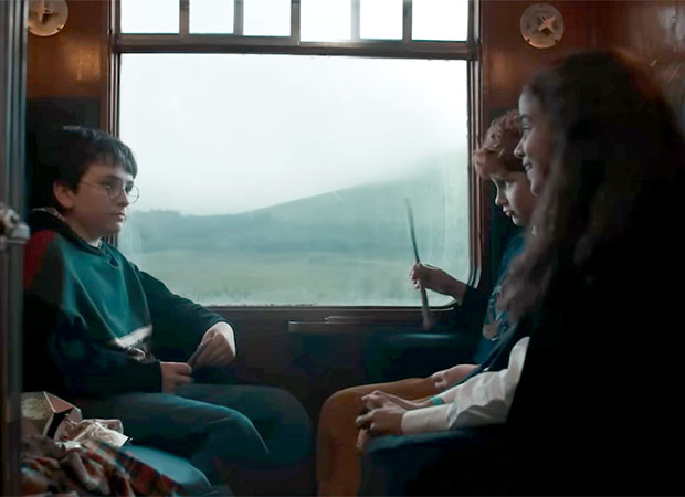 एचबीओ के हैरी पॉटर टीज़र में प्रतिष्ठित हैरी पॉटर, हर्मोइन ग्रेंजर और रॉन वीस्ली की एक साथ पहली ट्रेन यात्रा की झलक मिलती है; अन्य प्रमुख पात्रों का परिचय देता है