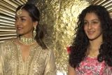 Like mother like Daughter! Namrata Shirodkar pose with daughter Sitara