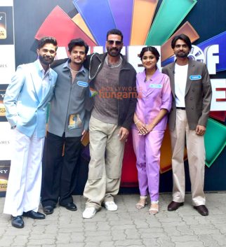 Photos: Akshay Kumar snapped with Laalo – Krishna Sada Sahaayate cast on Wheel of Fortune set