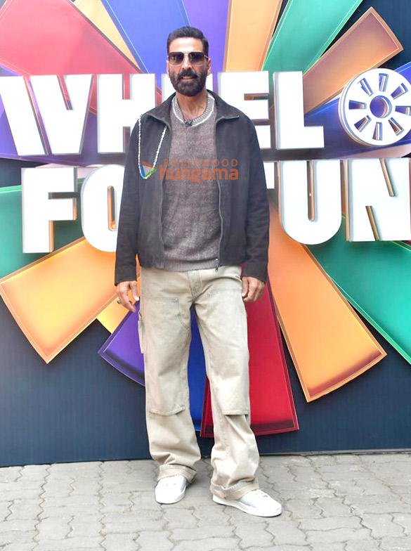 photos akshay kumar snapped with laalo krishna sada sahaayate cast on wheel of fortune set 4