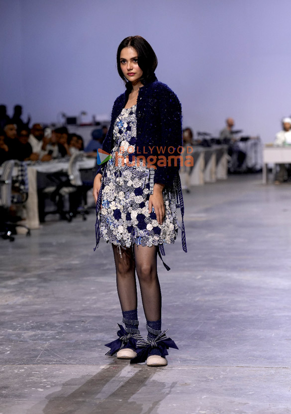 तस्वीरें: अनीत पड्डा लैक्मे फैशन वीक 2026 के लिए वॉक करते हुए