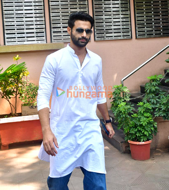 photos rakul preet singh jackky bhagnani and others attend manish malhotras mothers last rites 15