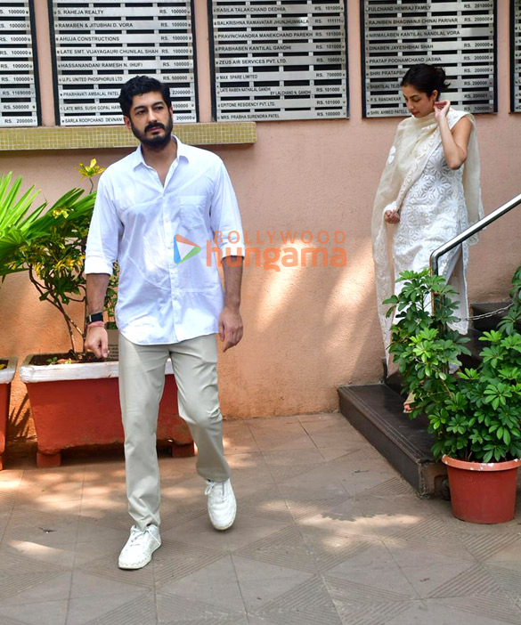 photos rakul preet singh jackky bhagnani and others attend manish malhotras mothers last rites 19