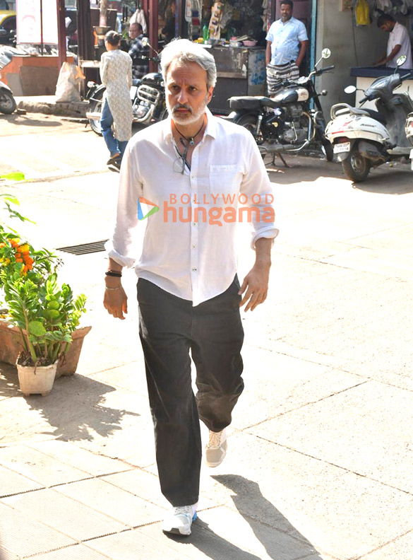 photos rakul preet singh jackky bhagnani and others attend manish malhotras mothers last rites 5