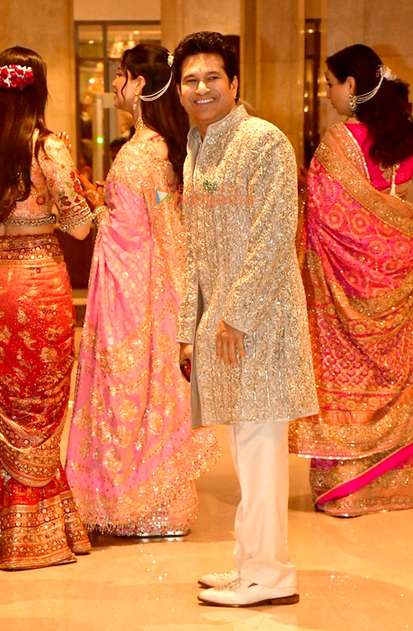 photos shah rukh khan abhishek bachchan aishwarya rai bachchan amitabh bachchan jaya bachchan farhan akhtar and others attend arjun tendulkar saaniya chandhoks wedding ceremony 7