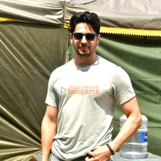Photos: Sidharth Malhotra snapped at a shoot location in Juhu