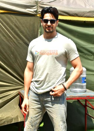 Photos: Sidharth Malhotra snapped at a shoot location in Juhu