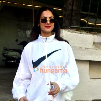 Photos: Sonal Chauhan snapped at Kromakay salon in Juhu