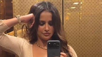 Aisha Sharma & mirror selfies