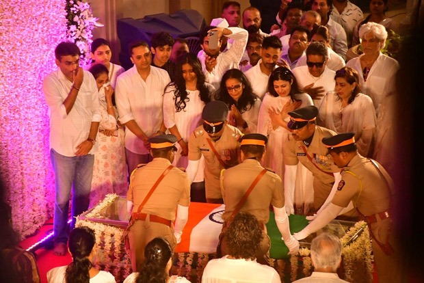 आशा भोंसले को पूरे राजकीय सम्मान के साथ अंतिम संस्कार मुंबई के शिवाजी पार्क में किया जाएगा