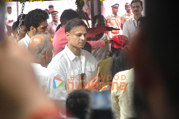 photos aamir khan ranveer singh vicky kaushal tabu asha parekh vivek oberoi sachin tendulkar zanai bhosle and others pay last respects to the late asha bhosle 13