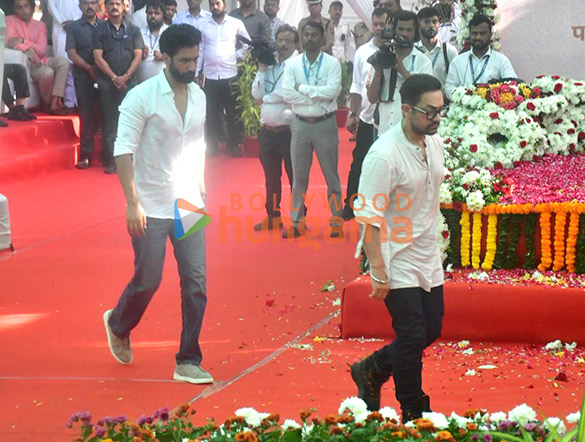 photos aamir khan ranveer singh vicky kaushal tabu asha parekh vivek oberoi sachin tendulkar zanai bhosle and others pay last respects to the late asha bhosle 3