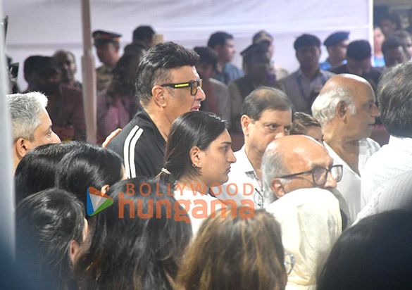 photos aamir khan ranveer singh vicky kaushal tabu asha parekh vivek oberoi sachin tendulkar zanai bhosle and others pay last respects to the late asha bhosle 4