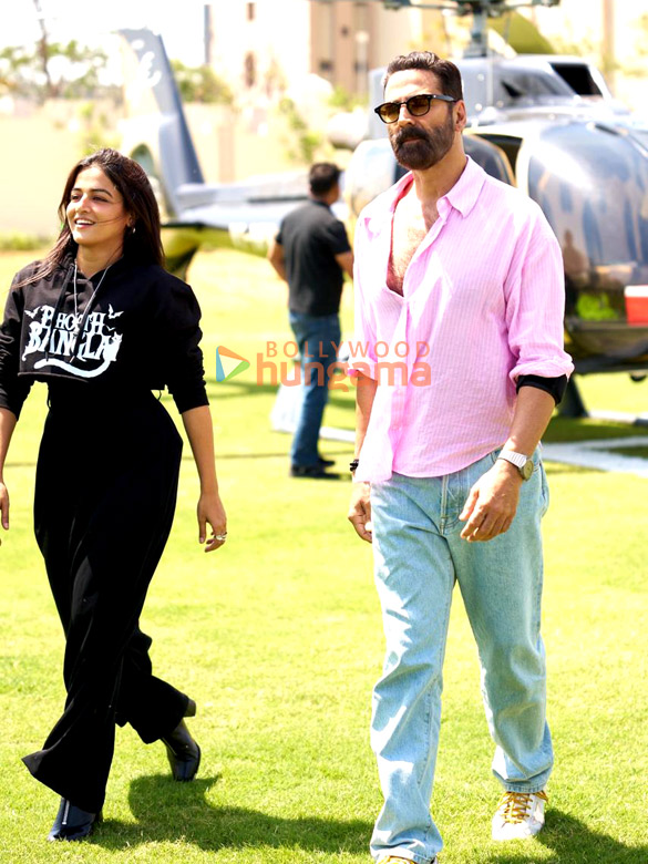 photos akshay kumar and wamiqa gabbi snapped promoting their film bhooth bangla in delhi 1