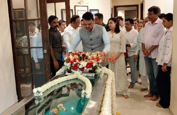 photos maharashtra cm devendra fadnavis paying last respects to the late asha bhosle 3