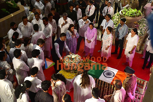 photos ranveer singh tabu asha parekh vivek oberoi sachin tendulkar zanai bhosle and others pay last respects to the late asha bhosle 4200 5
