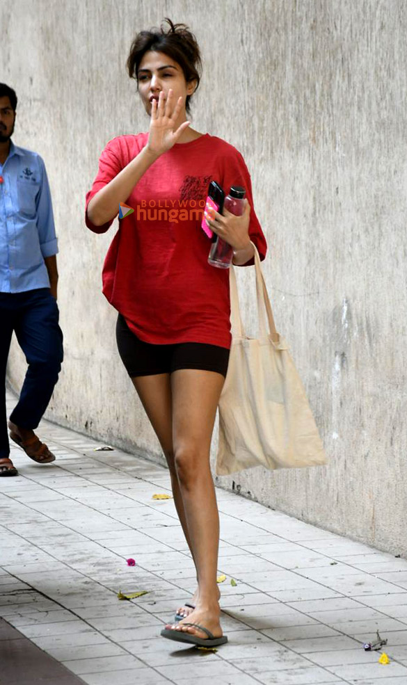 photos rhea chakraborty spotted outside the gym in bandra 4 8