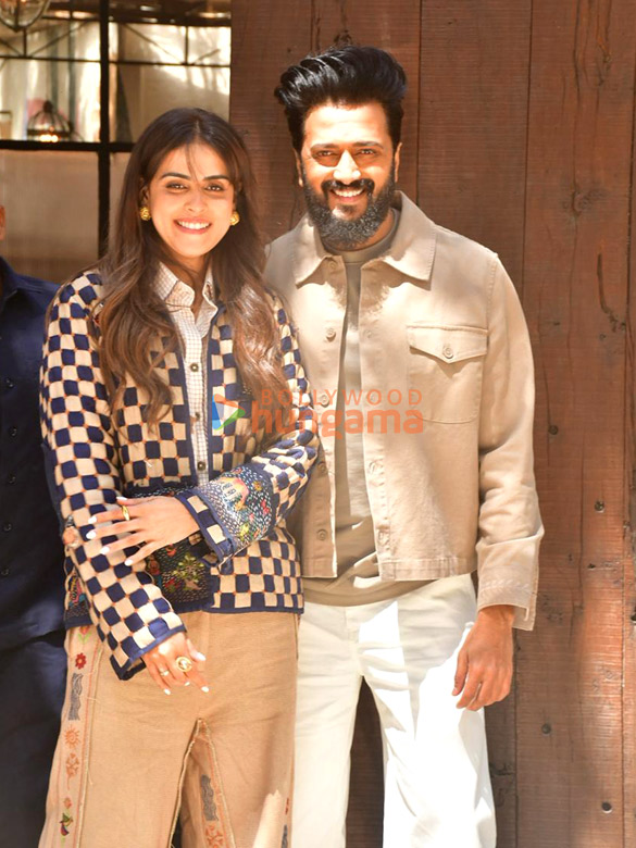 photos riteish deshmukh and genelia deshmukh snapped in juhu 4