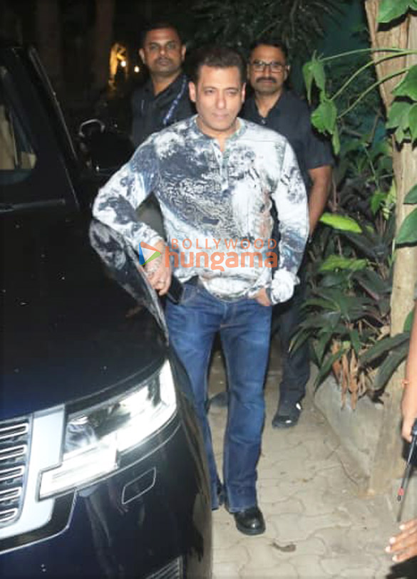 Photos: Salman Khan snapped at a dubbing studio in Bandra Photos: Salman Khan snapped at a dubbing studio in Bandra