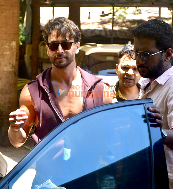 photos tiger shroff snapped in versova 2