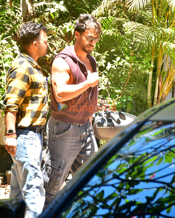 photos tiger shroff snapped in versova 5