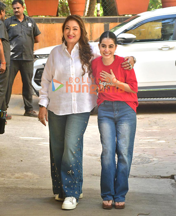 photos uorfi javed and sunita ahuja snapped in juhu 2