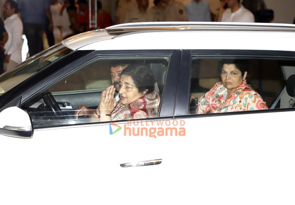 tabu asha parekh sachin tendulkar zanai bhosle and others pay last respects to the late asha bhosle 26