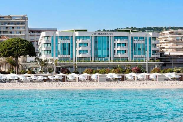 Alia Bhatt stayed in a hotel that cost Rs. 8.6 lakhs per night: Here’s a list of place where the stars live and dine in style