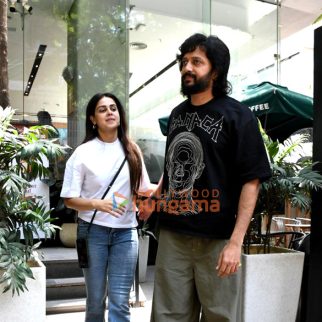 Photos: Genelia Deshmukh and Riteish Deshmukh spotted outside a cafe in Khar