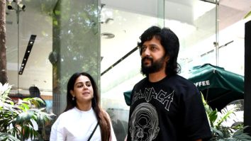 Photos: Genelia Deshmukh and Riteish Deshmukh spotted outside a cafe in Khar