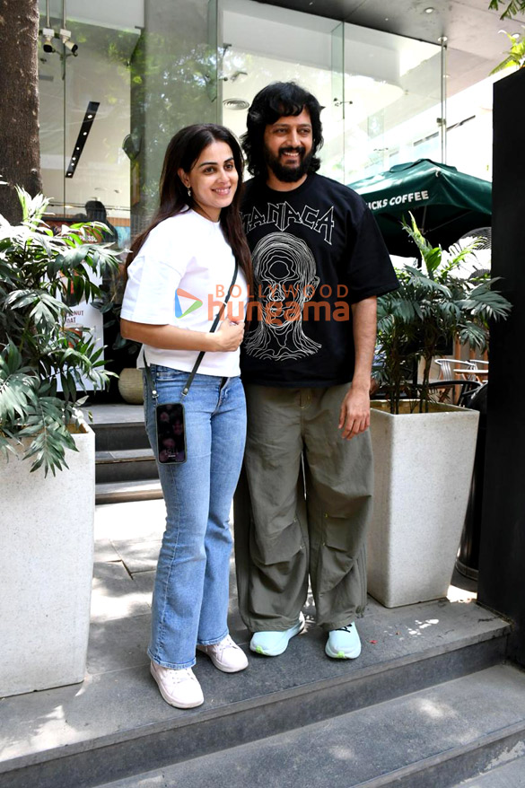 photos genelia deshmukh and riteish deshmukh spotted outside a cafe in khar 5