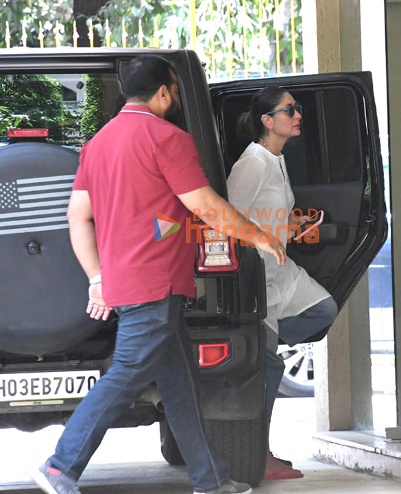 Photos: Kareena Kapoor Khan snapped at Karishma Kapoor’s house in Bandra Photos: Kareena Kapoor Khan snapped at Karishma Kapoor’s house in Bandra