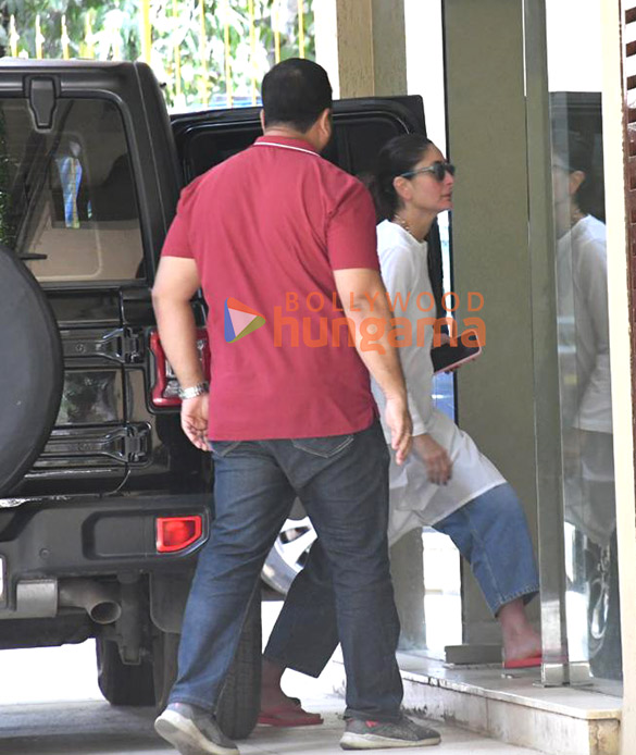 photos kareena kapoor khan snapped at karishma kapoors house in bandra 3