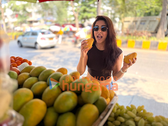 photos madhurima tuli snapped while shopping for mangoes in andheri 5
