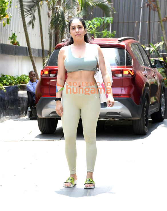 Photos: Neha Bhasin snapped at the gym in Santacruz Photos: Neha Bhasin snapped at the gym in Santacruz