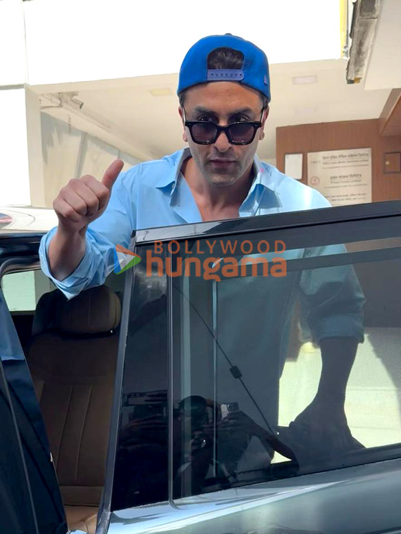 Photos: Ranbir Kapoor snapped in Bandra Photos: Ranbir Kapoor snapped in Bandra