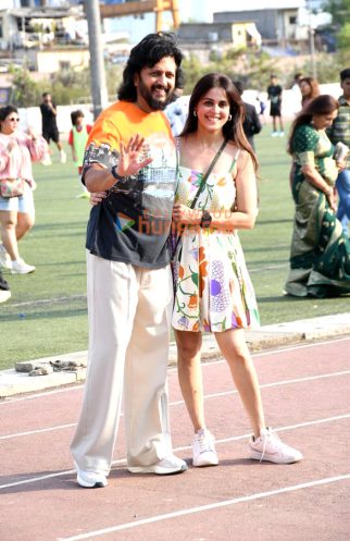 Photos: Riteish Deshmukh and Genelia Deshmukh snapped in Bandra