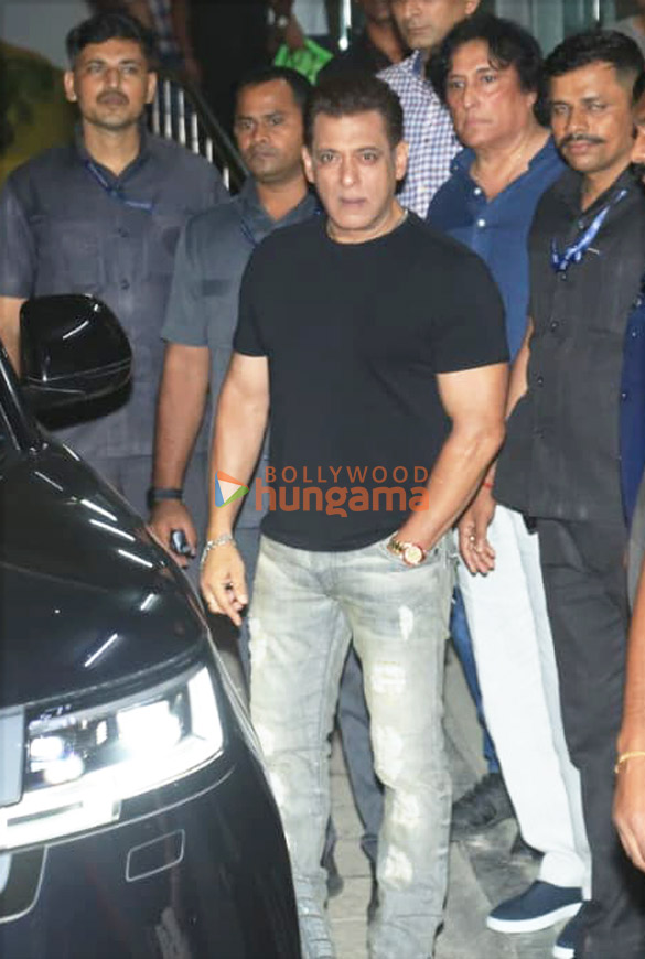 photos salman khan snapped at hinduja hospital in bandra 4