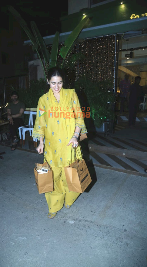 photos sara ali khan snapped in bandra 3 4