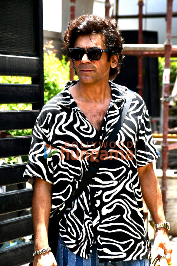 photos sunil grover and others snapped at the private airport 1