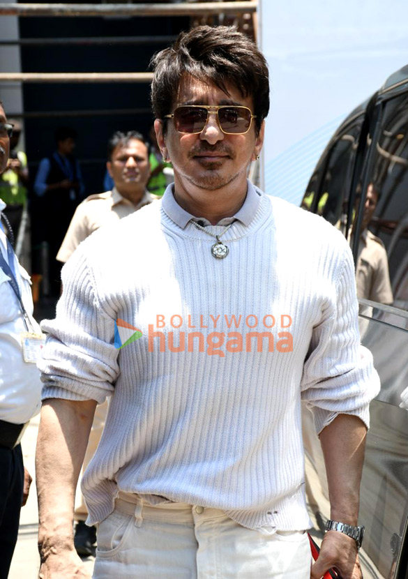 photos sunil grover and others snapped at the private airport 2