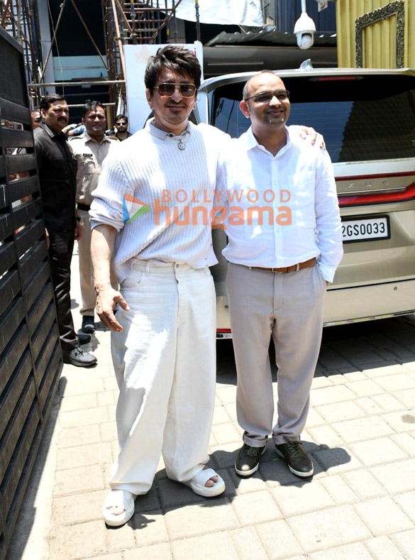 photos sunil grover and others snapped at the private airport 5