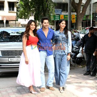 Photos: Varun Dhawan, Mrunal Thakur and Pooja Hegde snapped promoting Hai Jawani Toh Ishq Hona Hai in Bandra